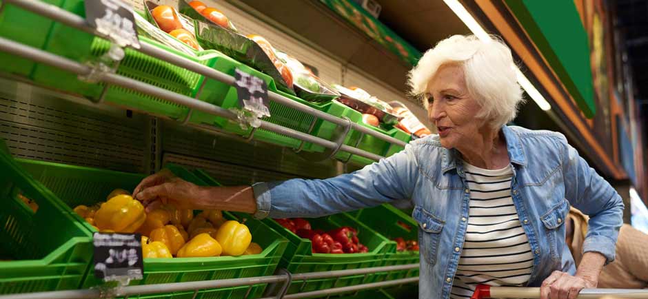 alleine-im-alter frau beim einkaufen