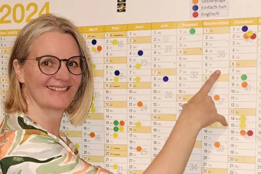 Frau zeigt auf Kalender - Terminkalender