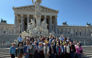 Mitglieder des Seniorenbund vorm Parlament