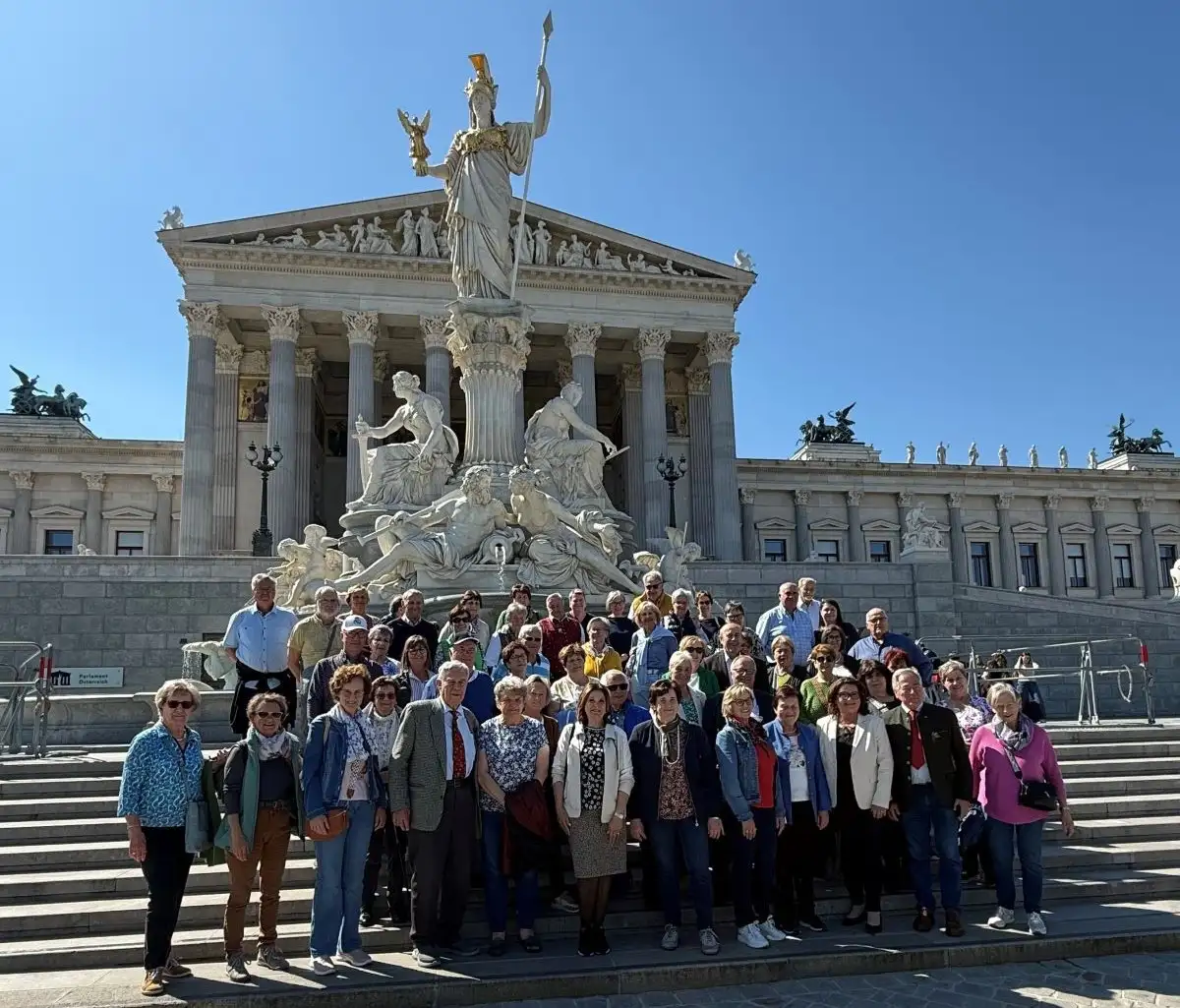 Mitglieder des Seniorenbund vorm Parlament